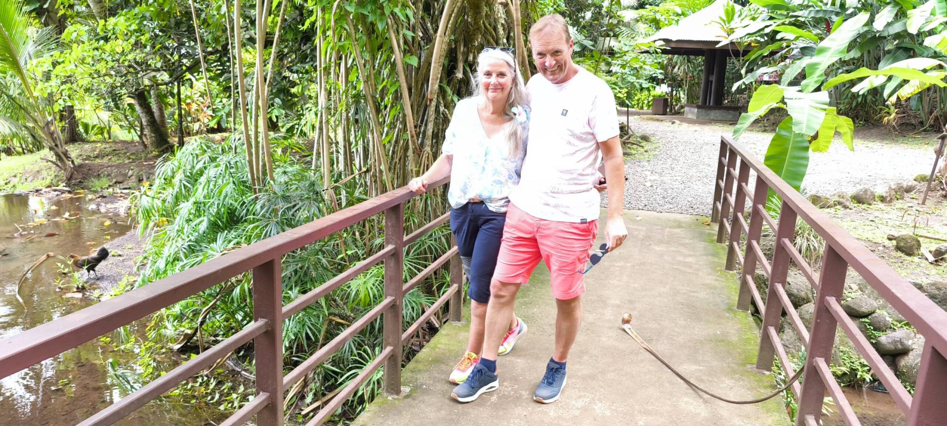 Marloes et Gaston au jardin d'eau de Vaipahi pendant leur fabuleux TiTi's Tahiti Tour