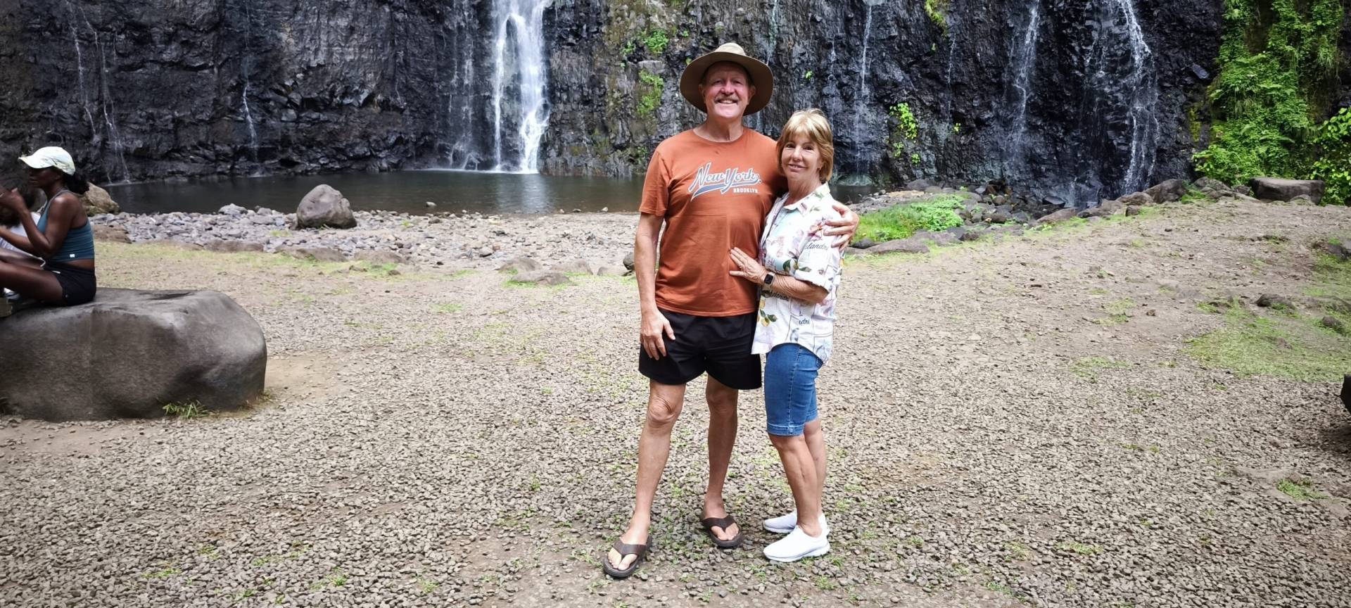 Mel et Rod aux 3 cascades pendant leur fabuleux TiTi's Tahiti Tour