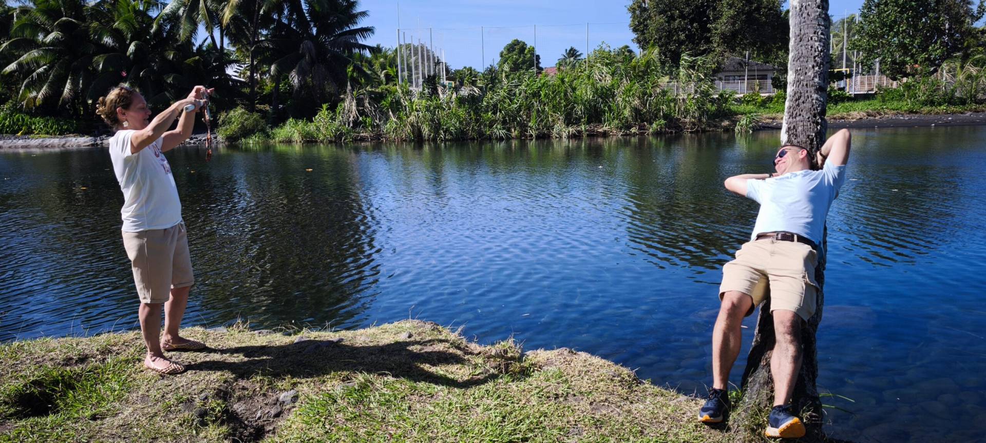 Katia et Guillaume au bord de la rivière Taharu'u à Papara pendant leur fabuleux TiTi's Tahiti Tour