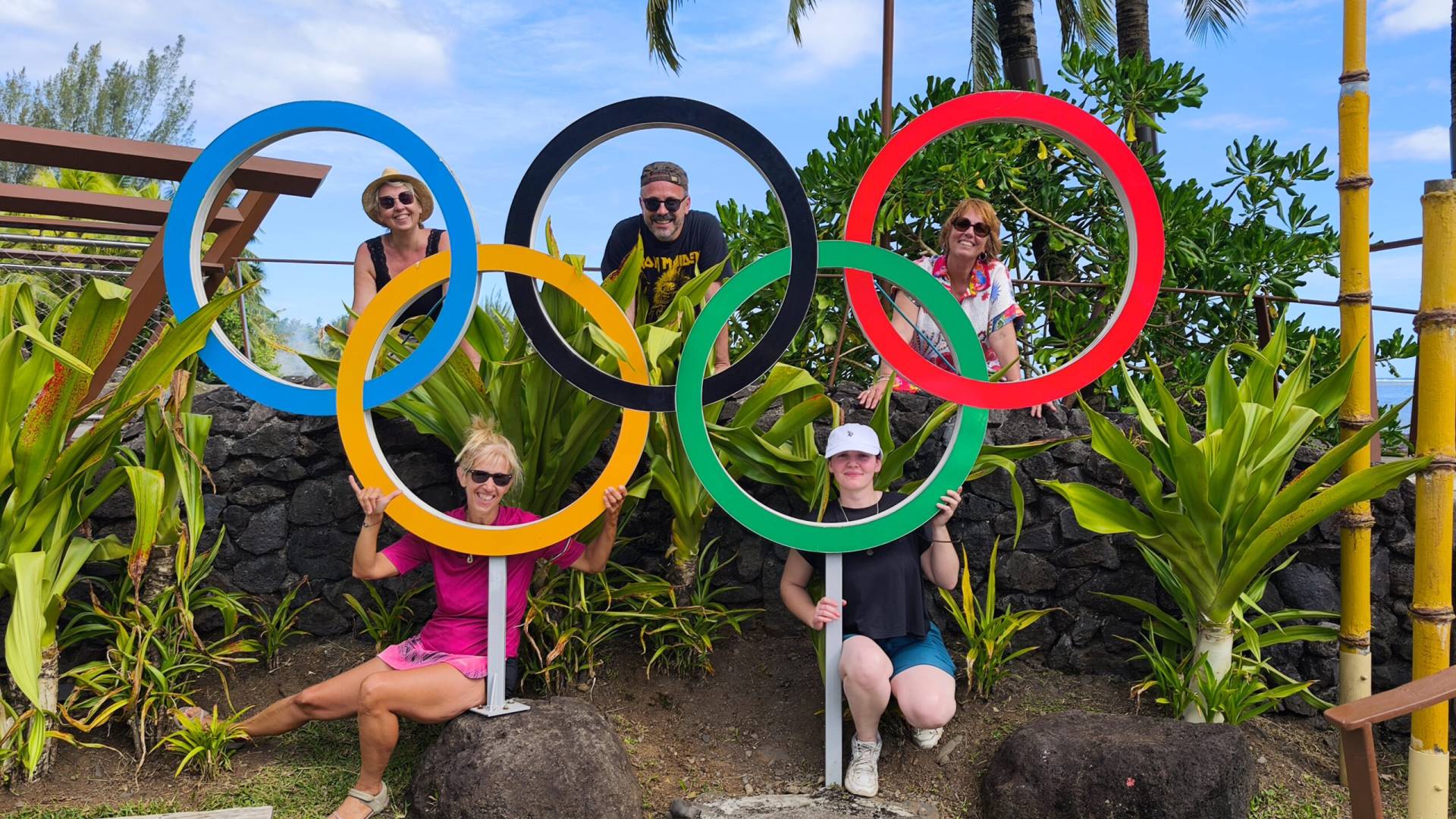 Bénédicte, Manu, Sandrine, Nathalie et Lola à Teahupoo pendant leur fabuleux TiTi's Tahiti Tour