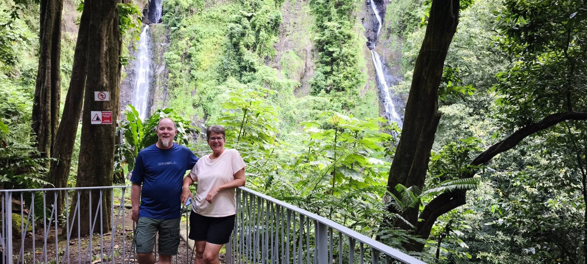 Corinne et Florian aux 3 cascades pendant leur fabuleux TiTi's Tahiti Tour