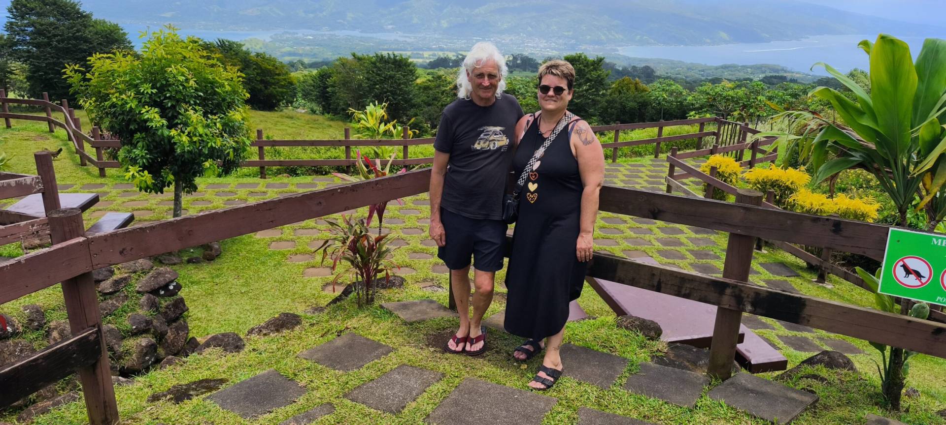 Martial et Chrystelle au Belvédère de Taravao pendant leur fabuleux TiTi's Tahiti Tour