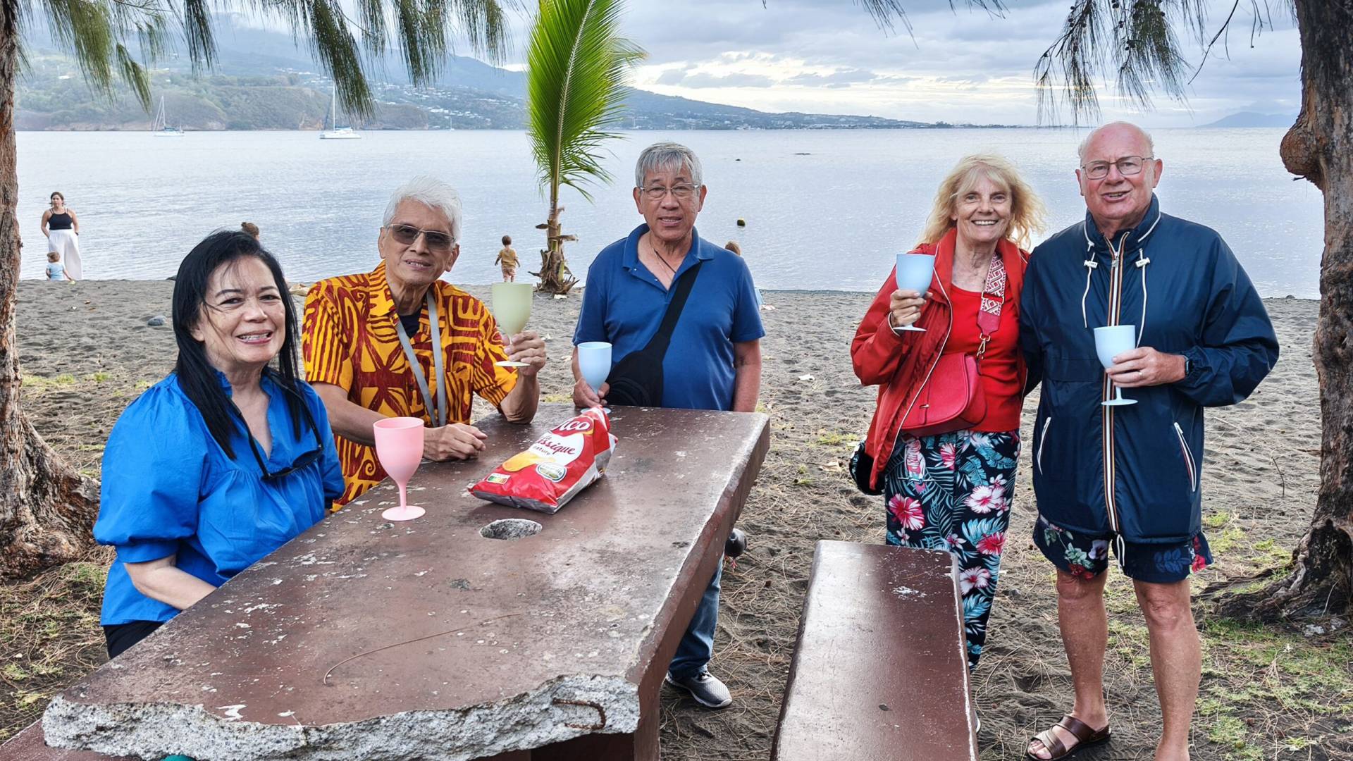 Millette, Erniel, Leo, Bandine et Gilles à l'apéro à la Pointe Vénus à la fin de leur fabuleux TiTi's Tahiti Tour