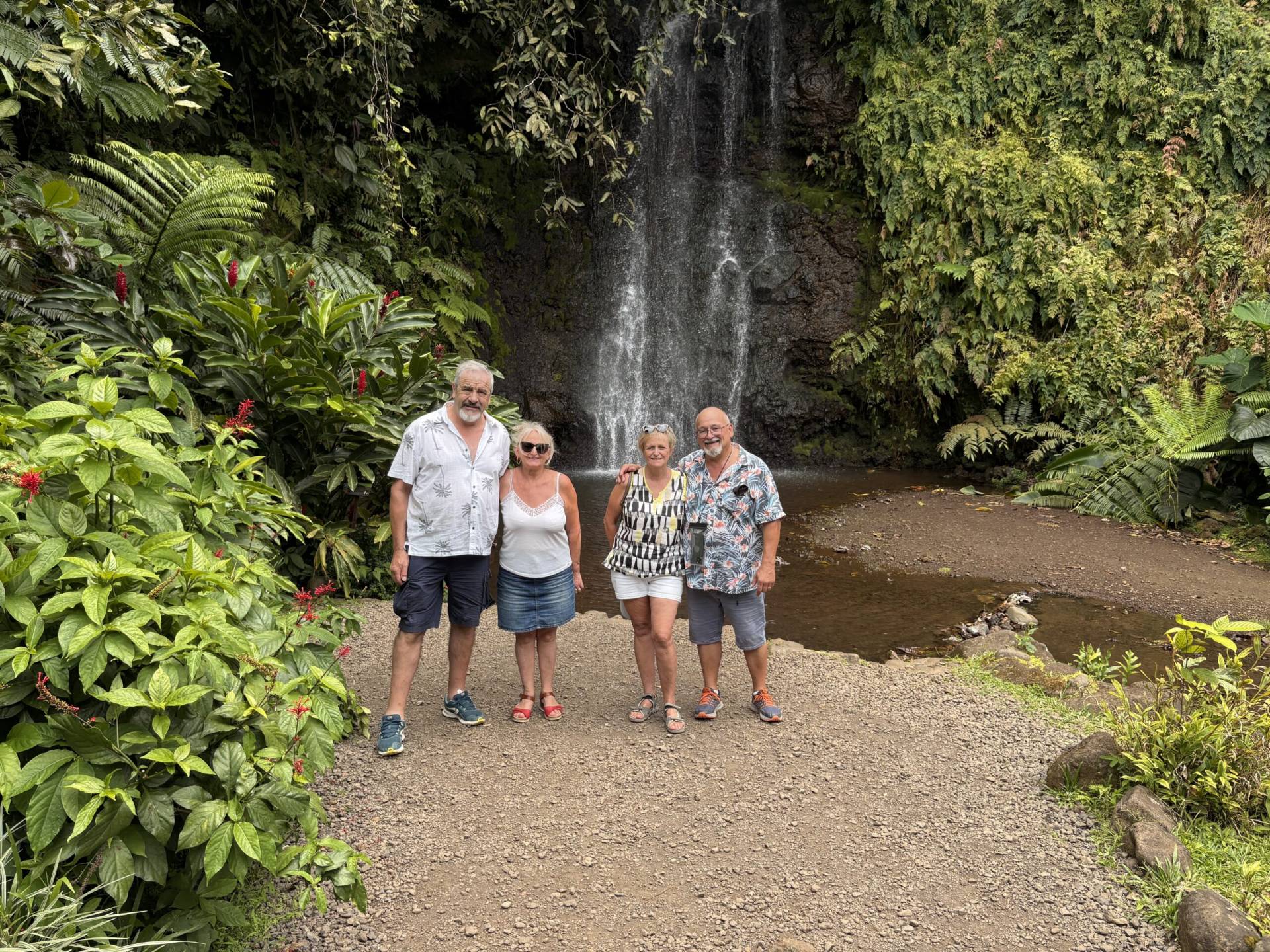 Joël, Nadia, Sylvie et Dominique devant la cascade des jardins d'eau de Vaipahi pendant leur fabuleux TiTi's Tahiti Tour