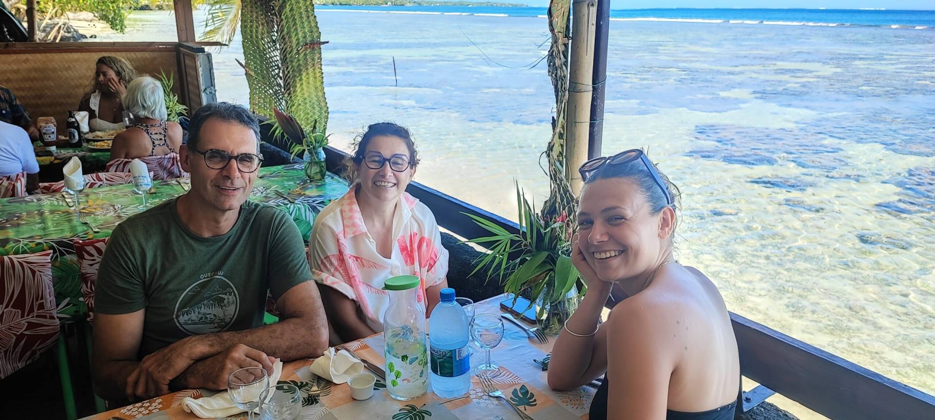 Sylvie, Julie et David au restaurant de la Plage de Maui pendant leur fabuleux TiTi's Tahiti Tour