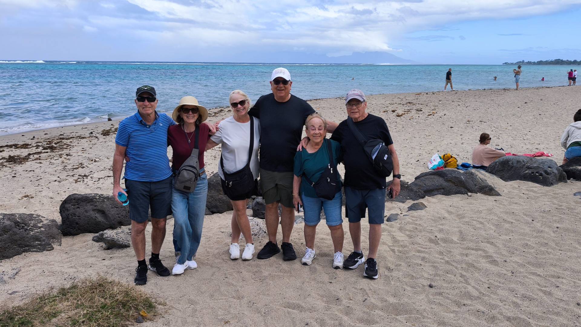 Garry, Penny, Sandy, Ira, Lori et Garry sur la plage Vaiava pendant leur fabuleux TiTi's Tahiti Tour