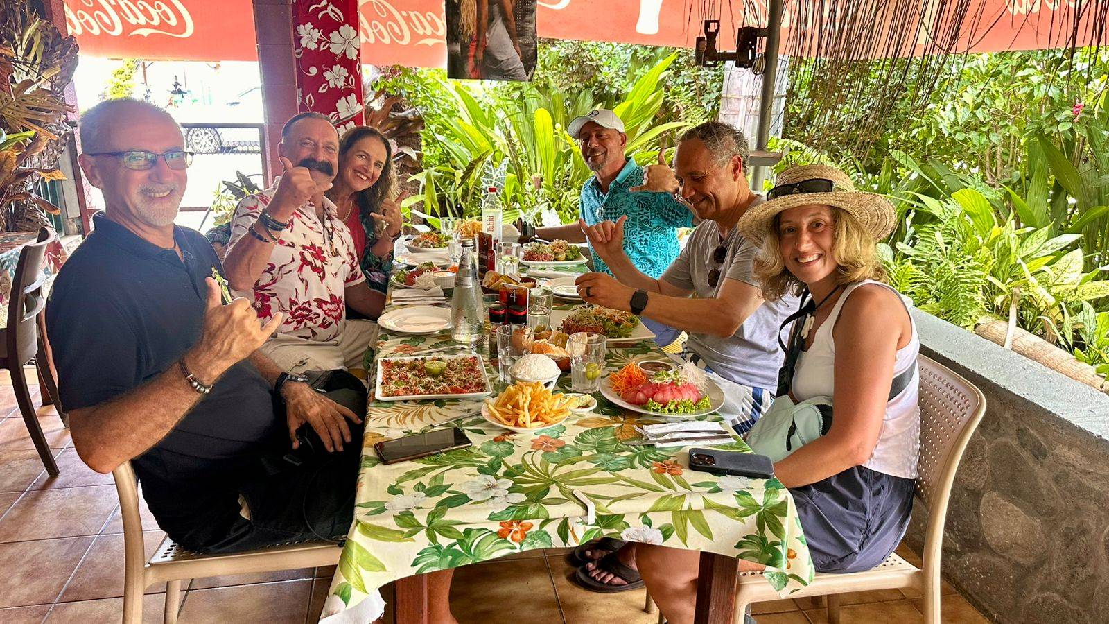 Millos, Talana, Dominique, Lionel, Philippe, partenaire de Tahiti Pratique et votre serviteur TiTi pendant un TiTi's Tahiti Tour