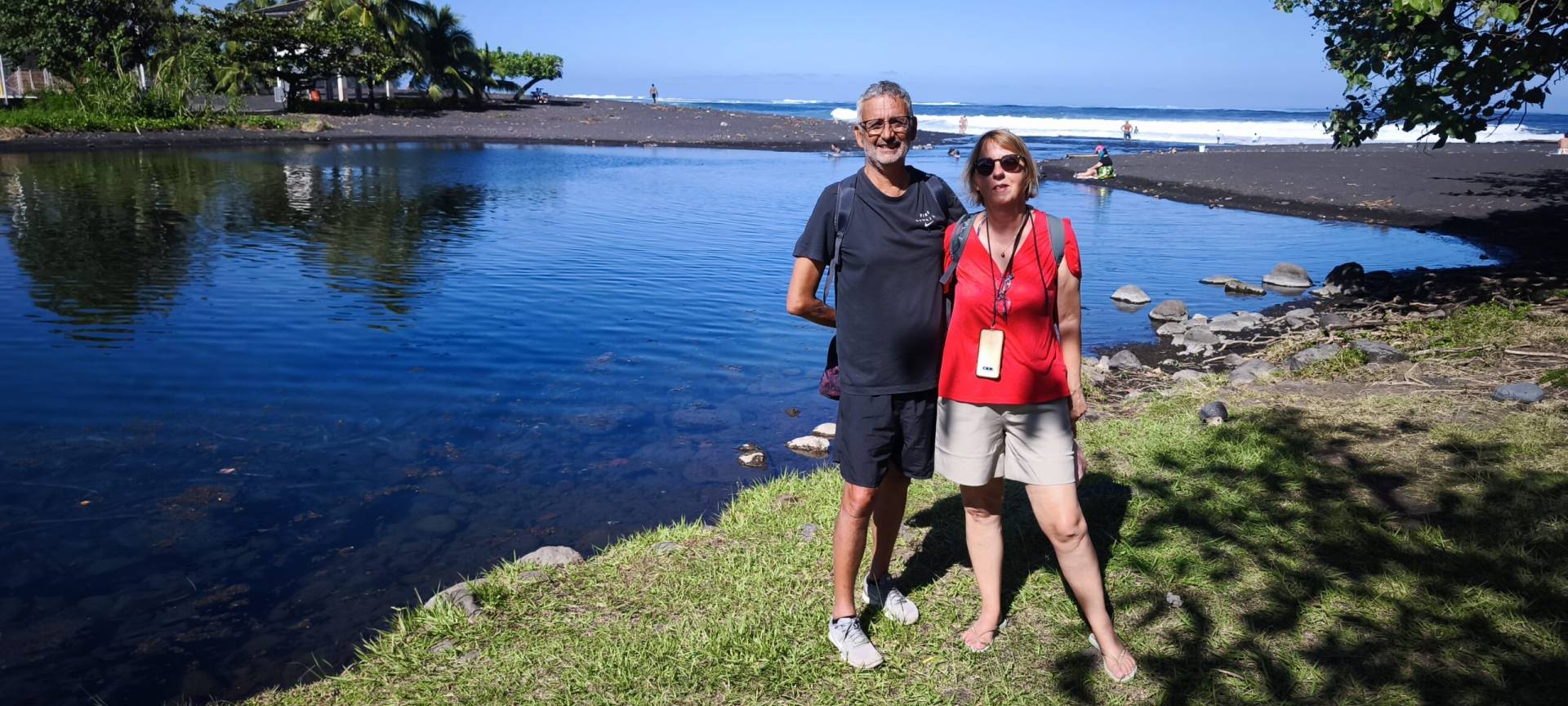 Ina et Didier au bord de la Taharu'u pendant leur fabuleux TiTi's Tahiti Tour
