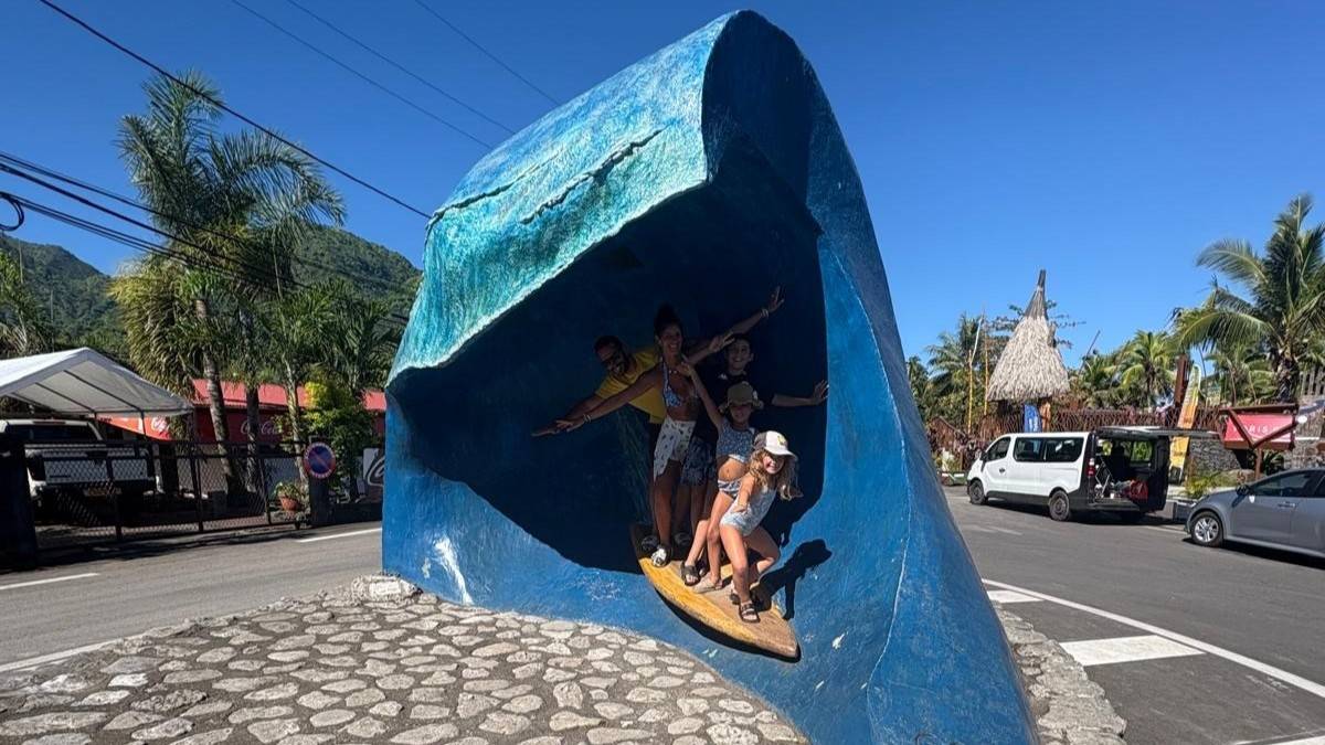 Nelly, Emma, Nohlan, Sabrina et Thomas battent le record du monde du nombre de personnes debout en même temps sur la vague de Teahupoo !