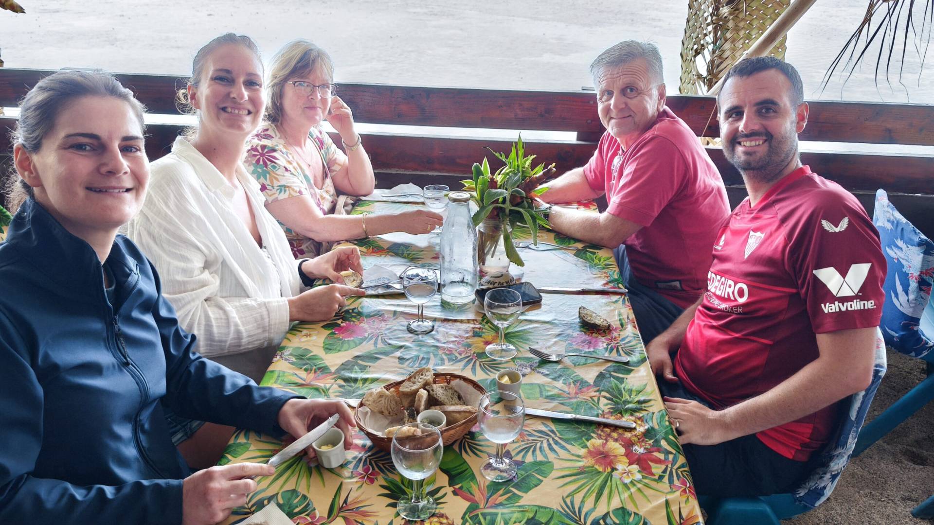 Anne-Sophie, Charlotte, Samantha, Mathieu et Dale au restaurant de la Plage de Maui pendant leur fabuleux TiTi's Tahiti Tour