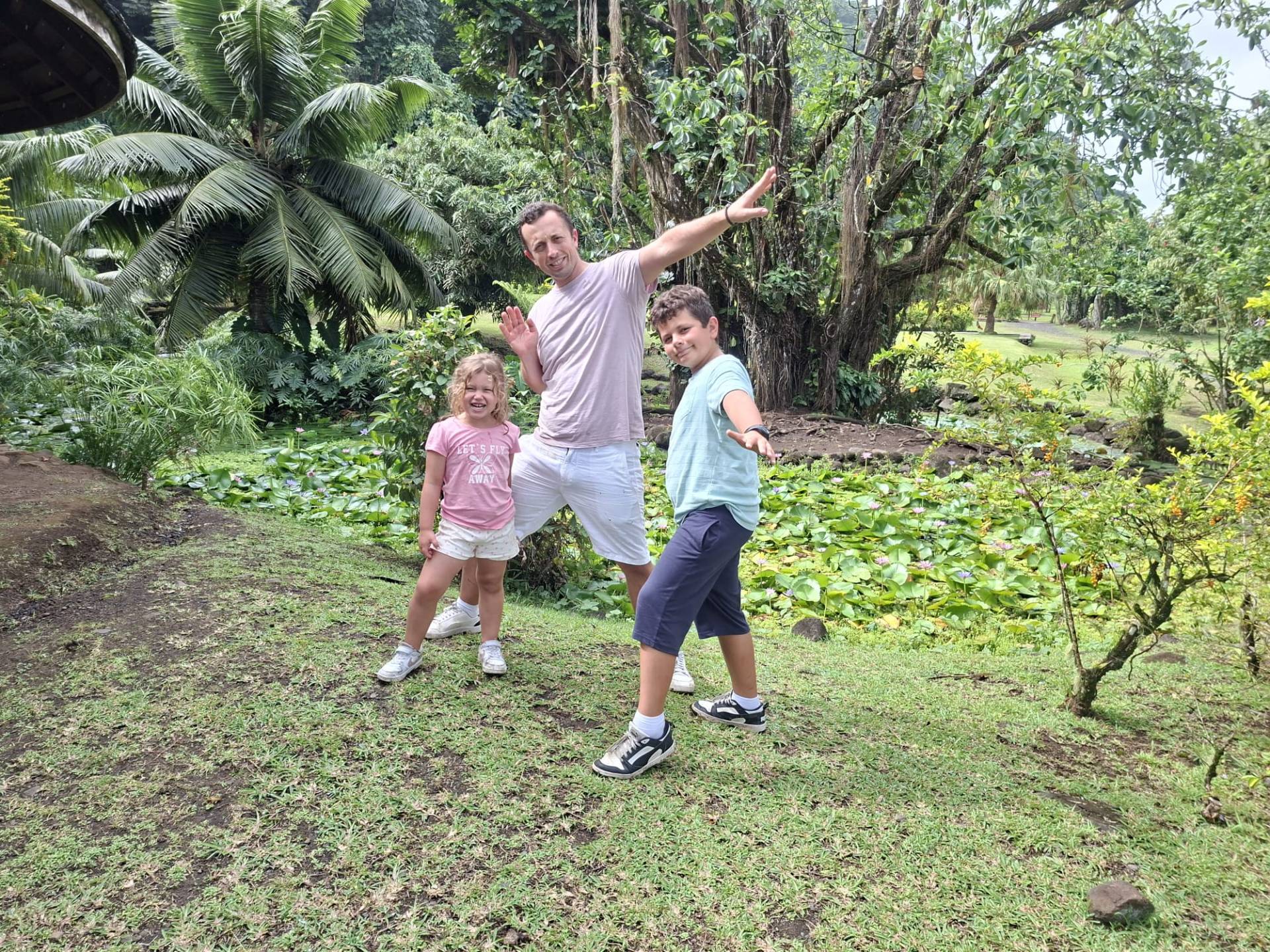 Maeline, Philippe et Julian au jardin d'eau de Vaipahi pendant leur fabuleux TiTi's Tahiri Tour