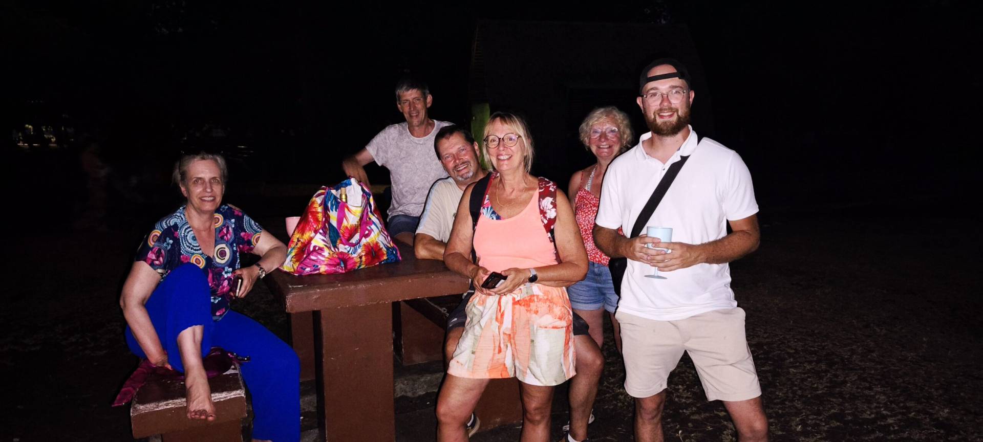Kathrin, Jean-Claude, Johan, Elisabeth, Isabelle, Cédric à la Pointe Vénus pour un apéro sunset pendant leur fabuleux TiTi's Tahiti Tour