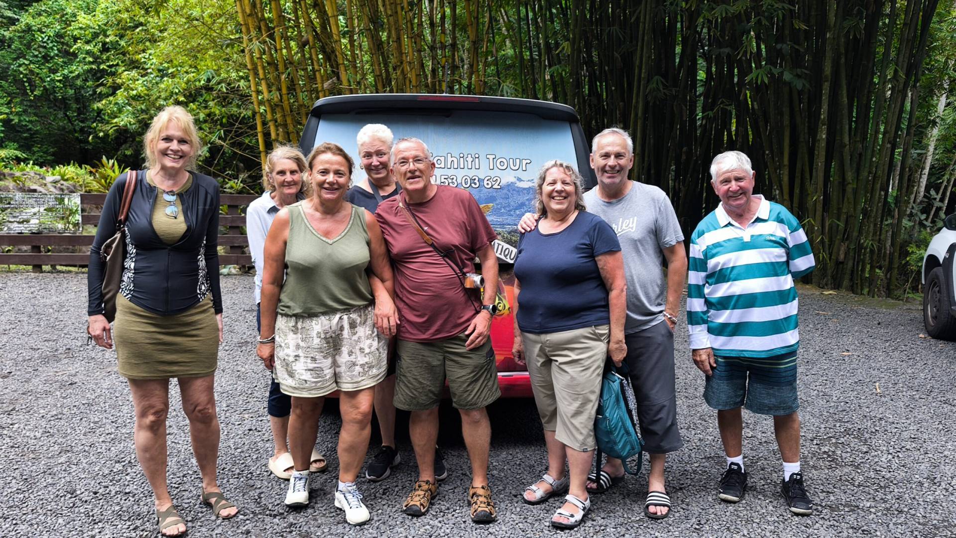 Astrid, Deborah, Valérie, Dawn, Serge, Marie-José, Daniel et Georges sur le parking de la faarumai pendant leur fabuleux TiTi's Tahiti Tour