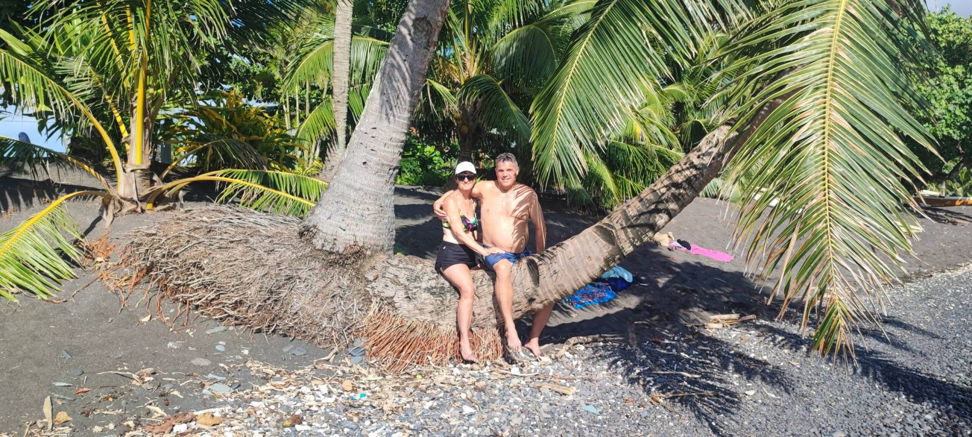 Sylvie et Robert, heureux à Tautira lors de leur fabuleux TiTi's Tahiti Tour