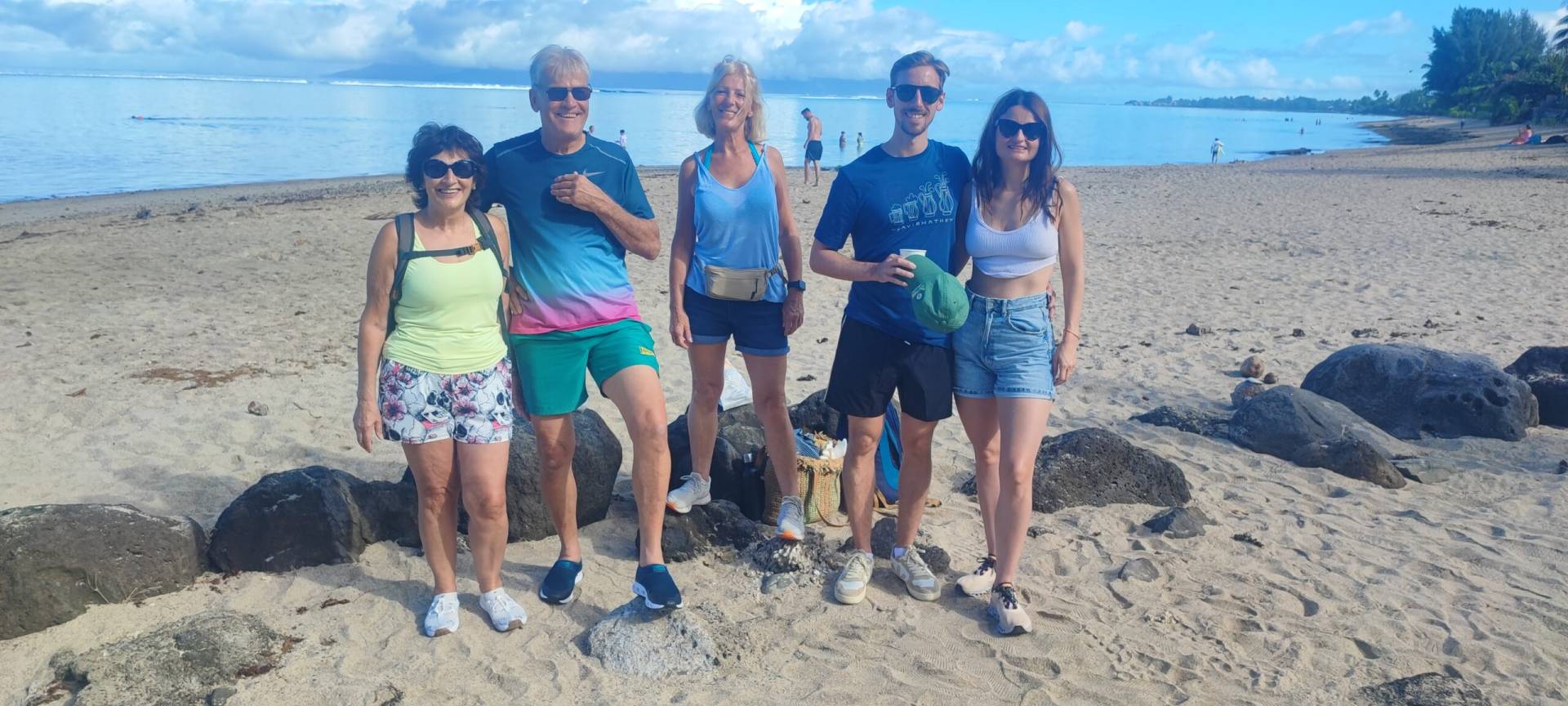 Patricia, Pascal, Corinne Clément et Mariana heureux sur la plage Vaiava pendant leur TiTi's Tahiti Tour