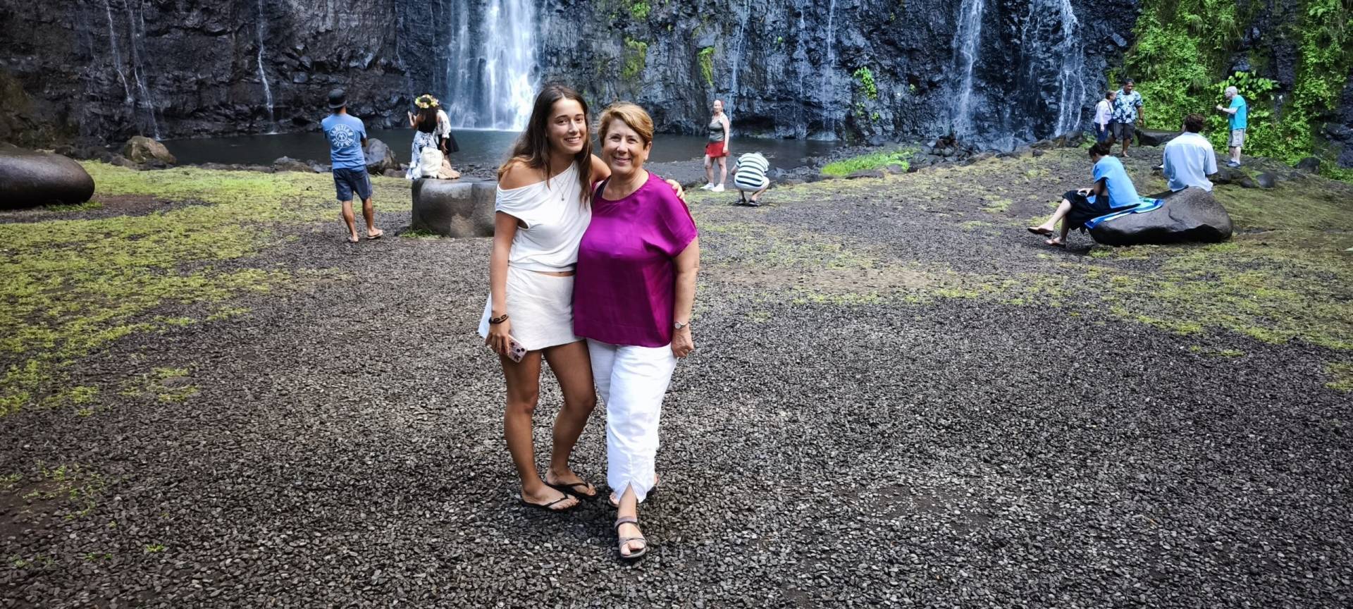 Violette et sa maman Joëlle dans la vallée de la Faarumai pendant leur fabuleux TiTi's Tahiti Tour