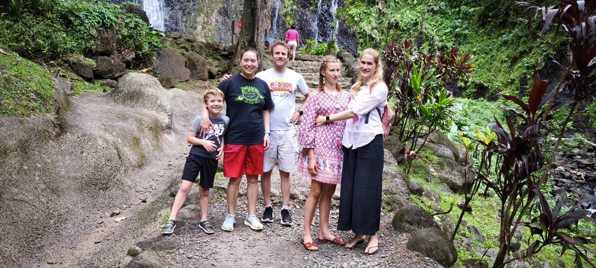 Harold, Erin, Mike, Olivia et Galina aux 3 cascades pendant leur fabuleux TiTi's Tahiti Tour