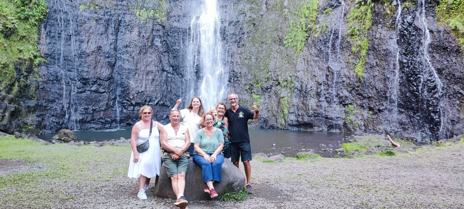 Nathalie, Patrice, Clara, Stéphanie et Sandrine sur le site des 3 cascades pendant leur TiTi's Tahiti Tour