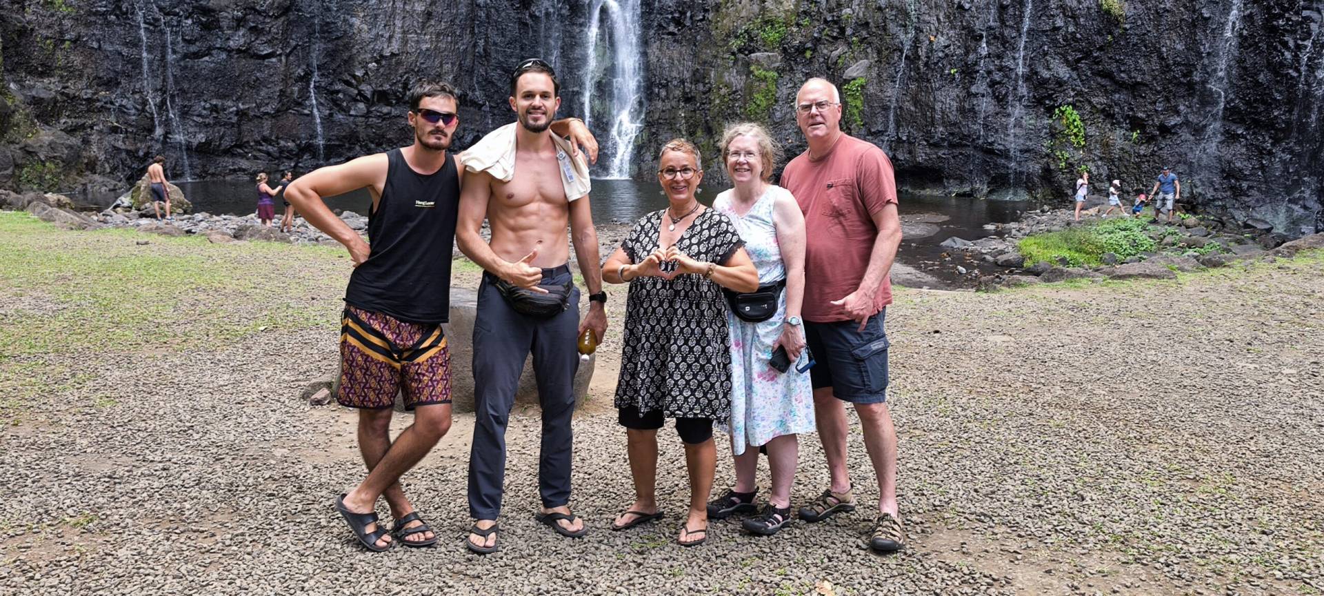 Yoris, Lolo Barber, FlorenceSuzan et Aaron aux 3 cascades pendant leur fabuleux TiTi's Tahiti Tour