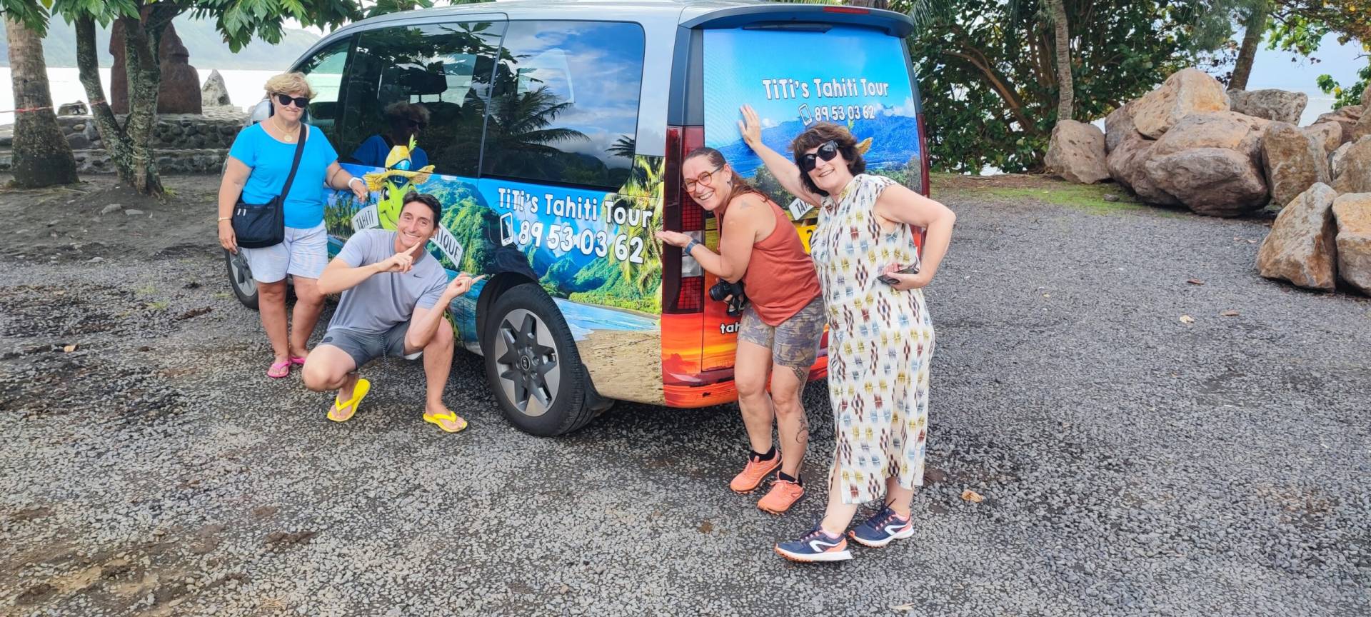 Isabelle, Vincent, Fafounette et Isabelle à Tautira pendant leur fabuleux TiTi's Tahiti Tour
