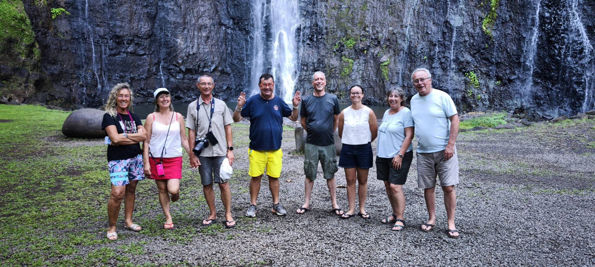 Sara, Aida, Jean-Michel, Pascal, Rémi, April, Éric et Isabelle aux 3 cascades pendant leur fabuleux TiTi's Tahiti Tour