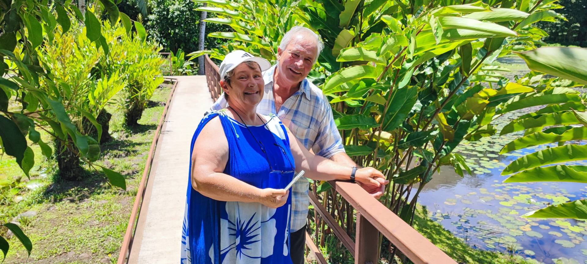 Frédérique et Frédéric aux jardins d'eau de Vaipahi pendant leur fabuleux TiTi's Tahiti Tour