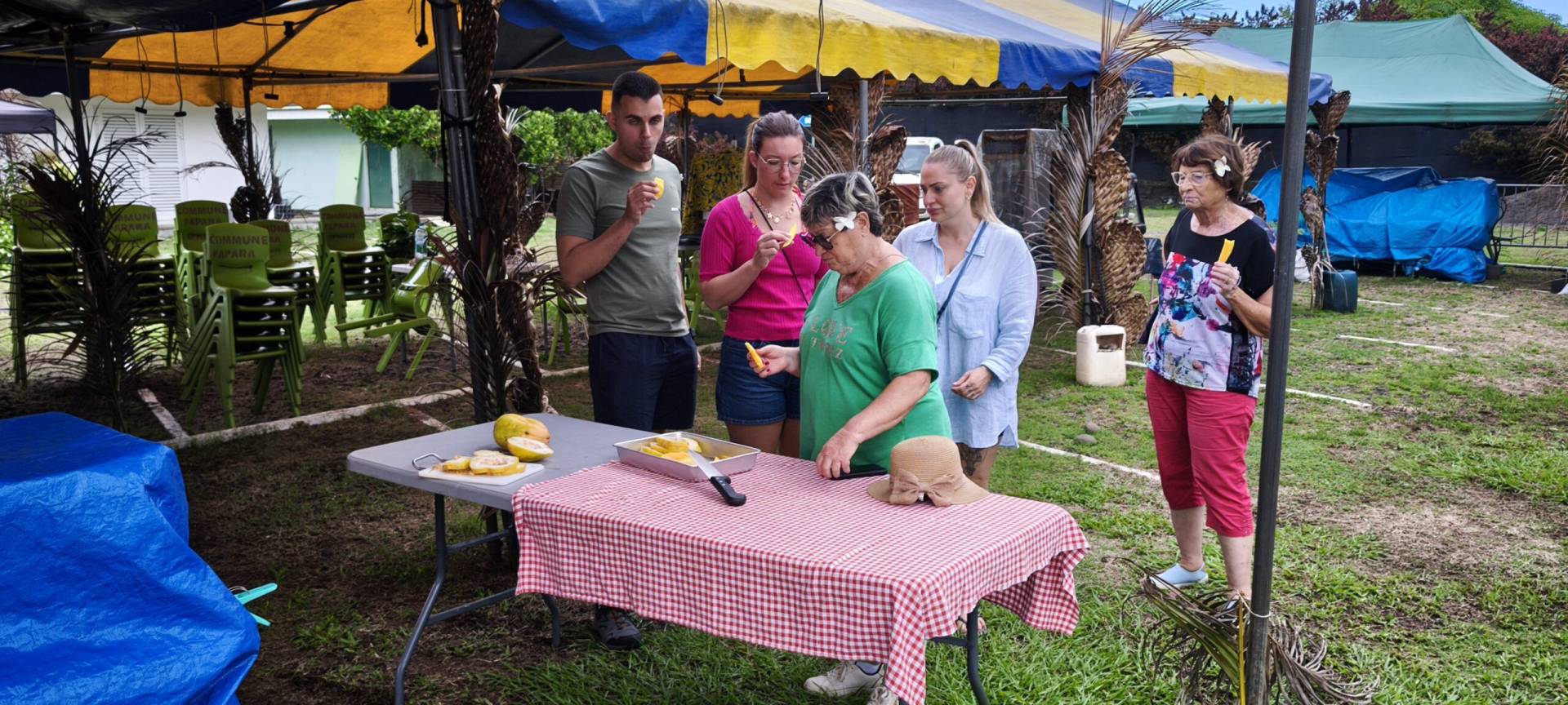 Nicolas, Lola, Andrée, Ghislaine et Julia au marché de Papara pendant leur fabuleux TiTi's Tahiti Tour