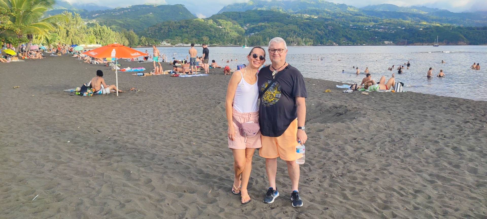 Patricia et Patrick heureux à la Pointe Vénus pendant leur fabuleux TiTi's Tahiti Tour