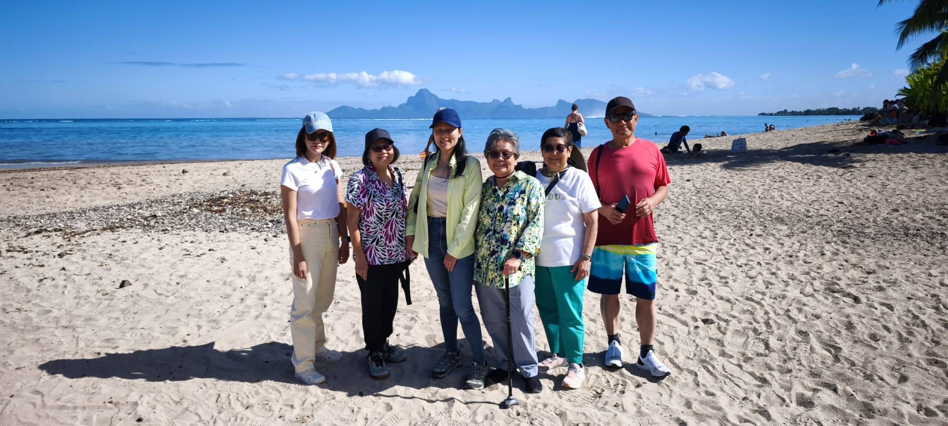 Trisha avec sa sœur, ses parents et deux tantes à la plage Vaiava lors de leur fabuleux TiTi's Tahiti Tour privé