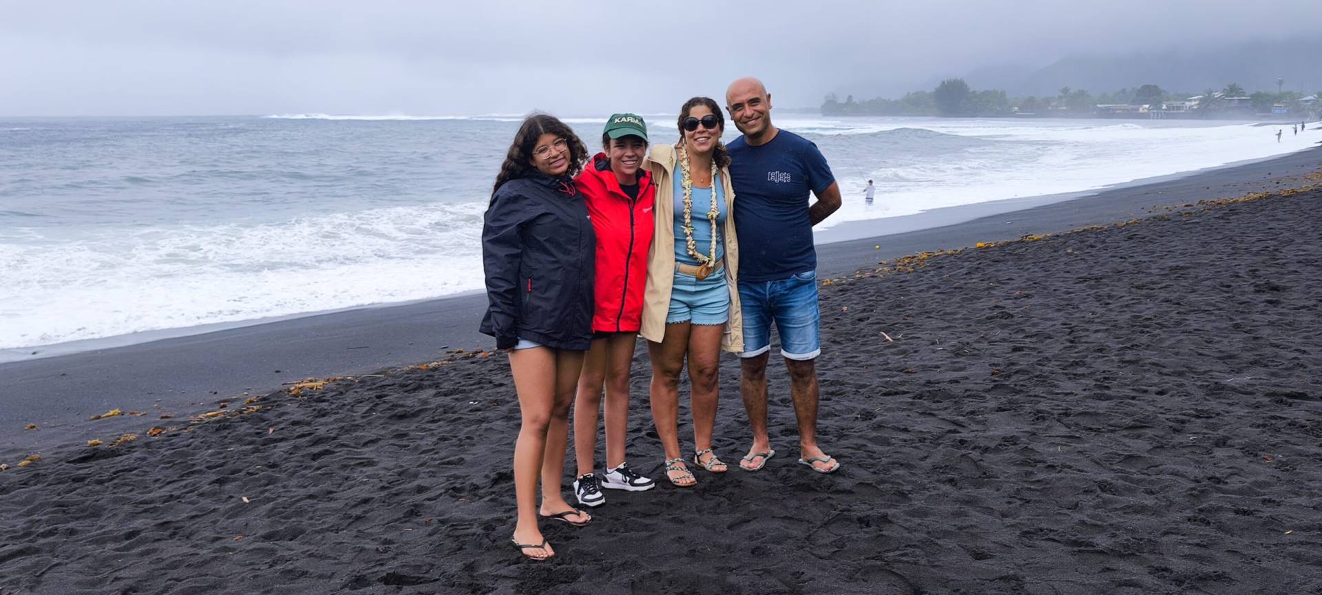 Nesrine, Yasmine, Sonia et Houcine sur le site olympique de Teahupoo pendant leur fabuleux TiTi's Tahiti Tour
