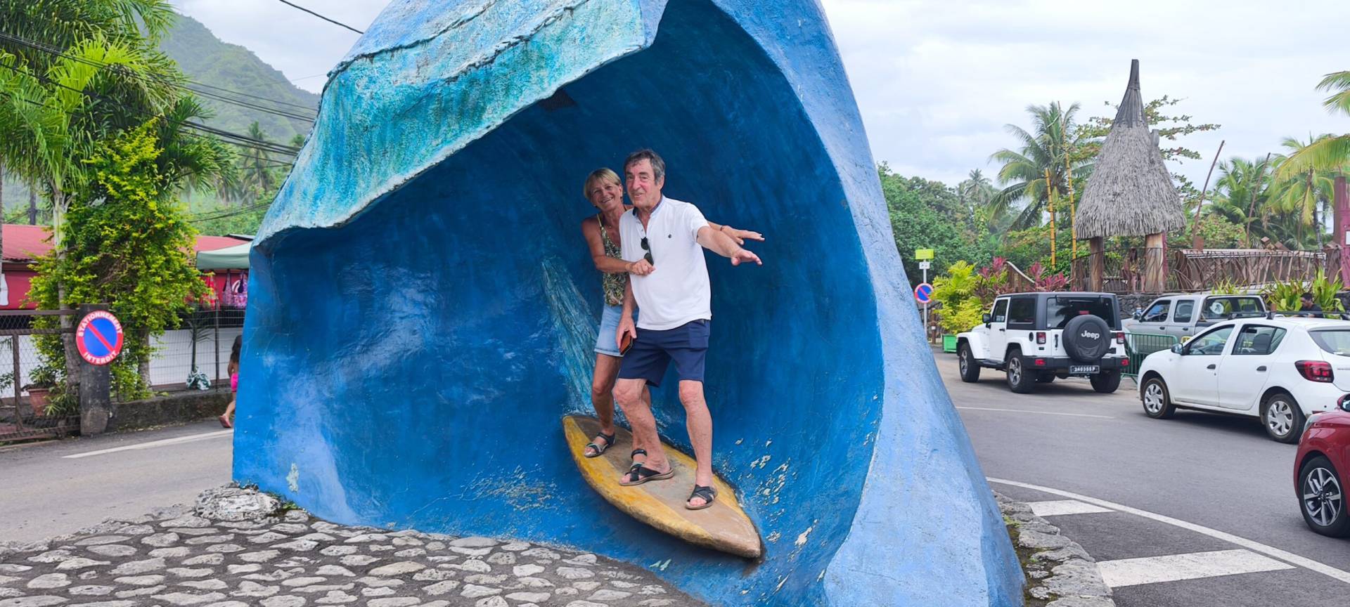 Catherine et Didier sur la fake wave de Teahupoo pendant leur fabuleux TiTi's Tahiti Tour