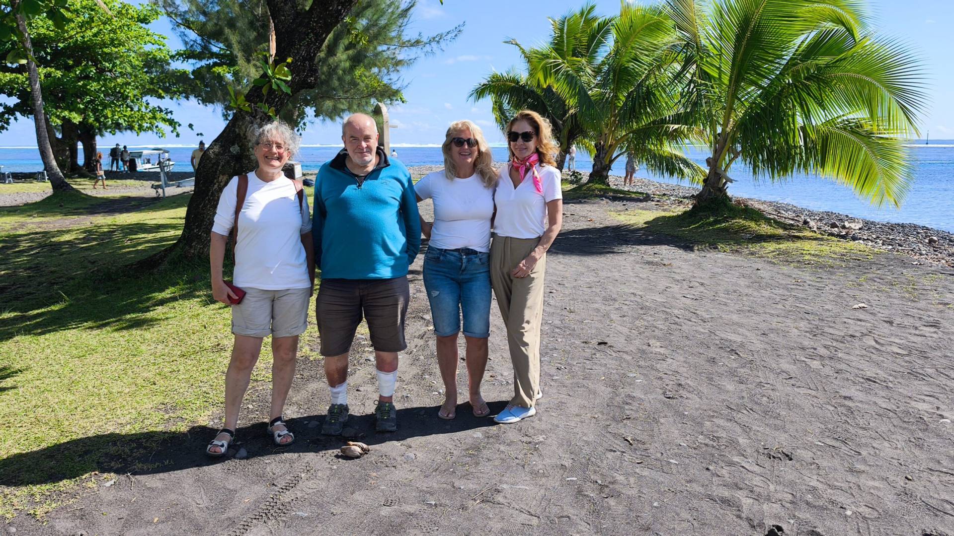Sylvie, Loïc, Tunde, Agnès à Teahupoo pendant leur fabuleux TiTi's Tahiti Tour