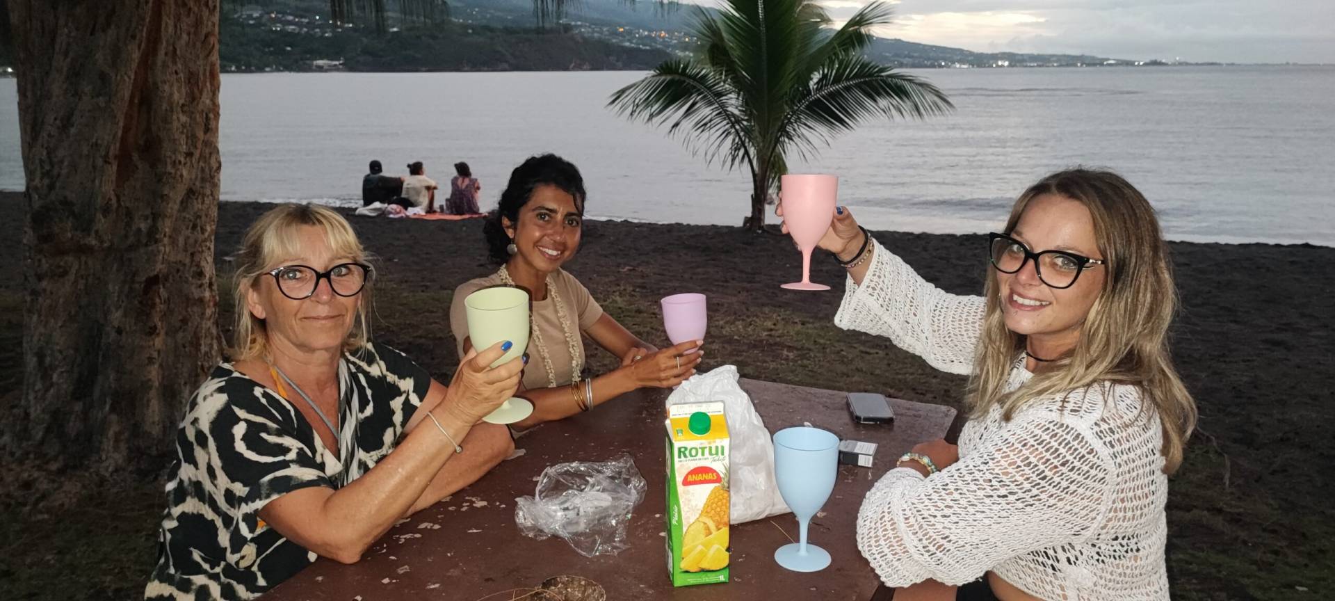 Sylvie, Tiphanie et Sénia à la Pointe Venus pendant leur fabuleux TiTi's Tahiti Tour