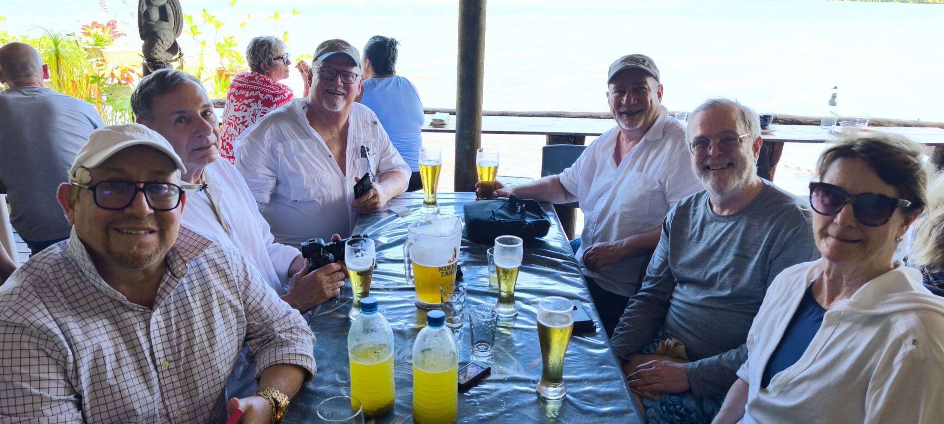 6 américains amis de l'Ohio et de Floride au restaurant O Tumu Mape pendant leur fabuleux TiTi's Tahiti Tour