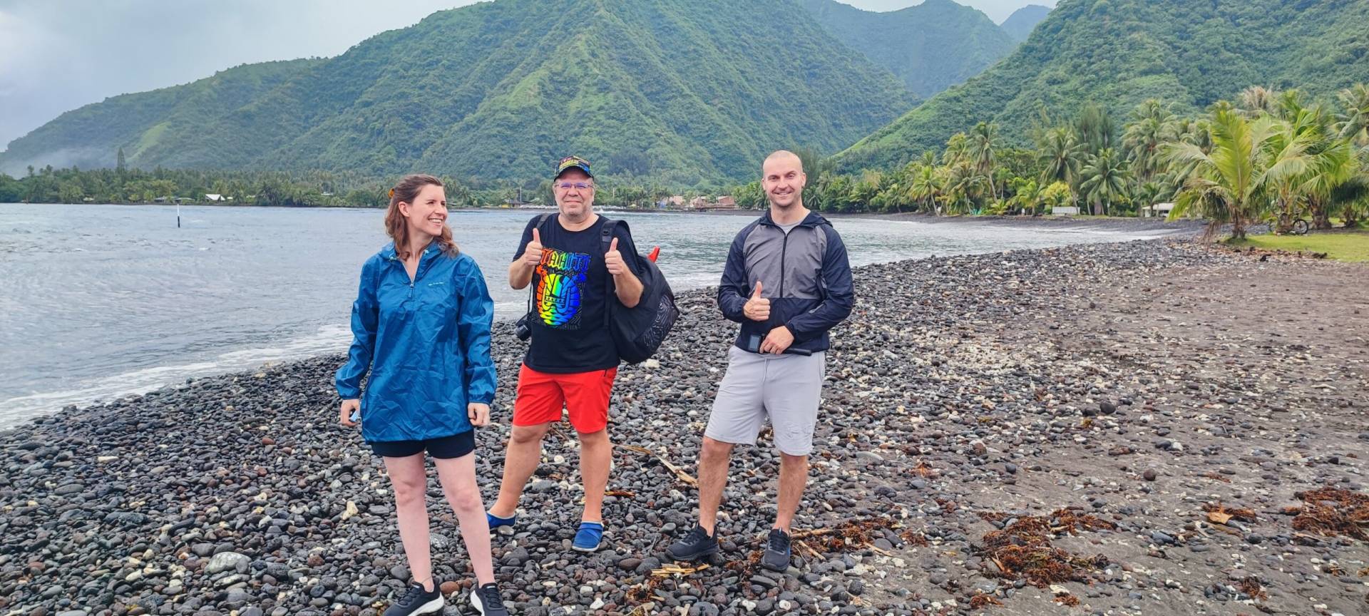Cynthia, Rudy et Marc heureux à Teahupoo pendant leur fabuleux TiTi's Tahiti Tour