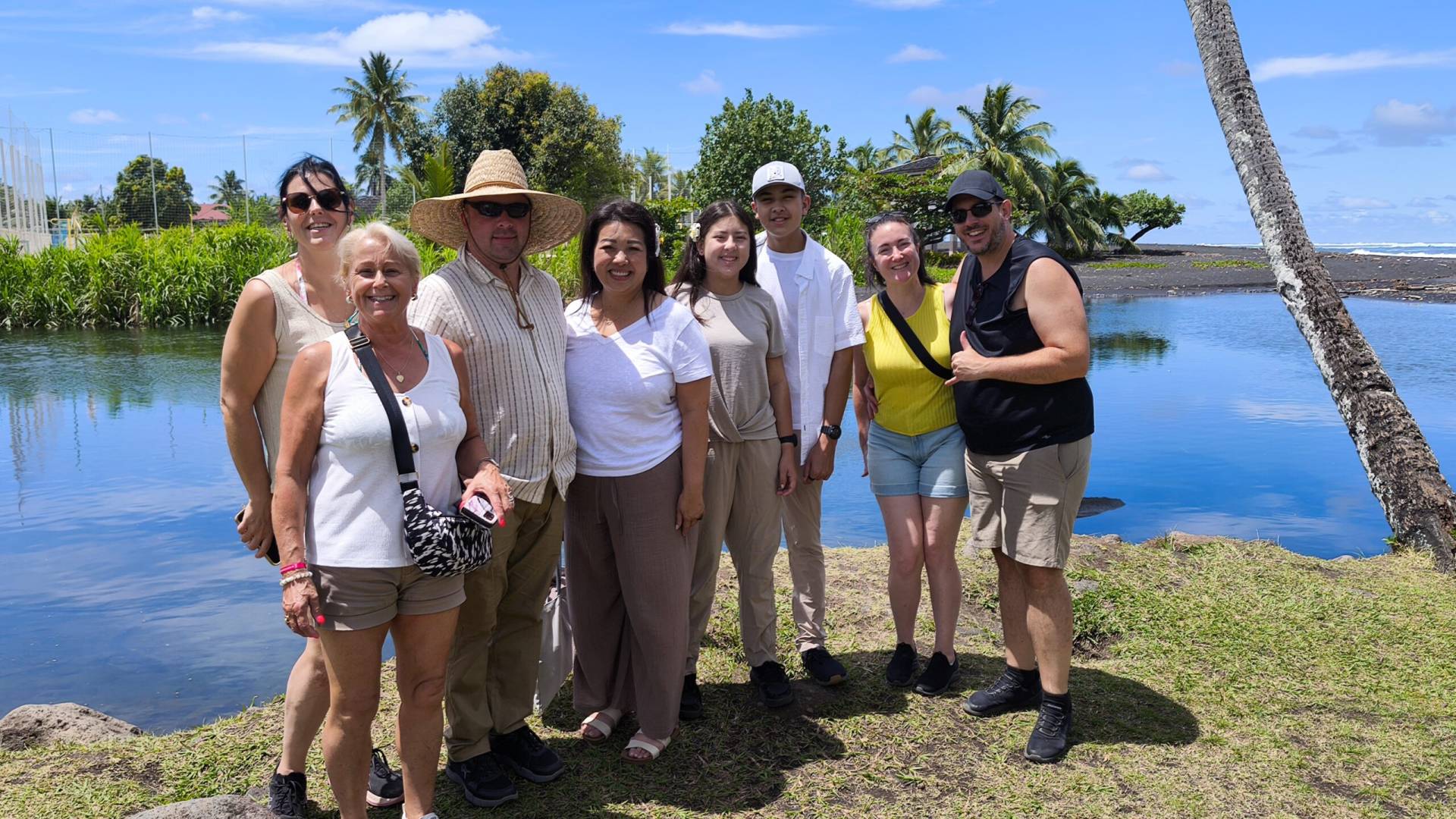 Perrine, Muroel, Mike, Kim, Kate, Fuzz, Martine et Mathieu au bord de la Taharu'u pendant leur fabuleux TiTi's Tahiti Tour