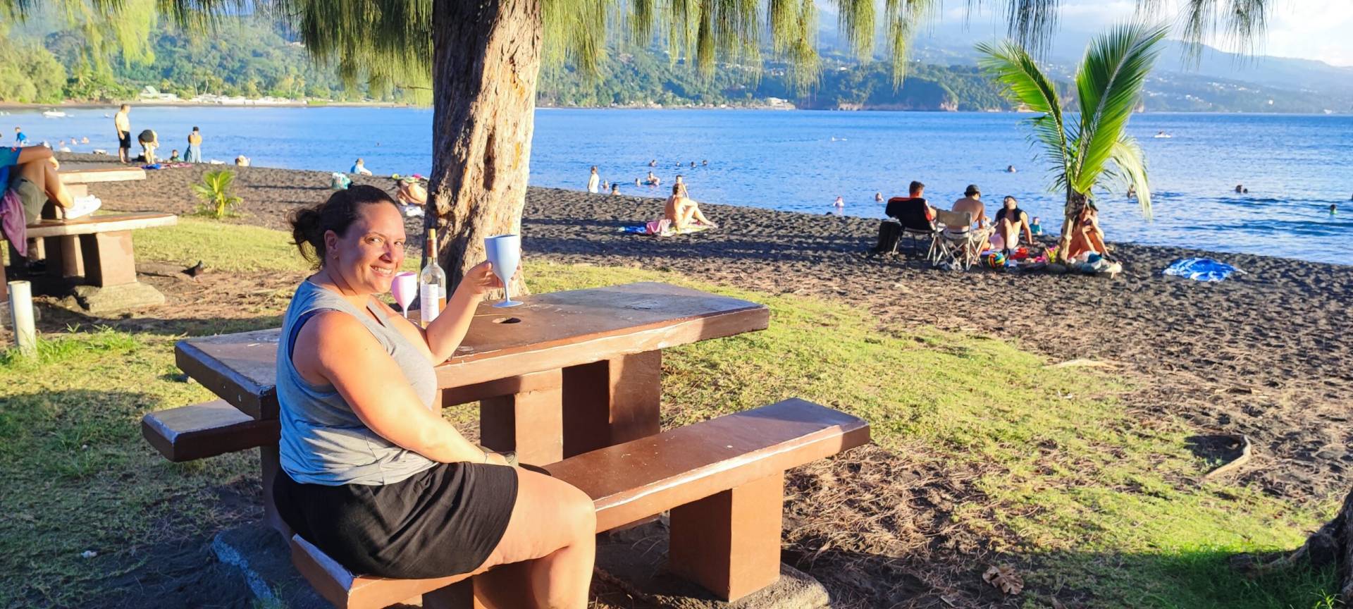 Marie tout sourire à la Pointe Vénus à la fin de son TiTi's Tahiti Tour