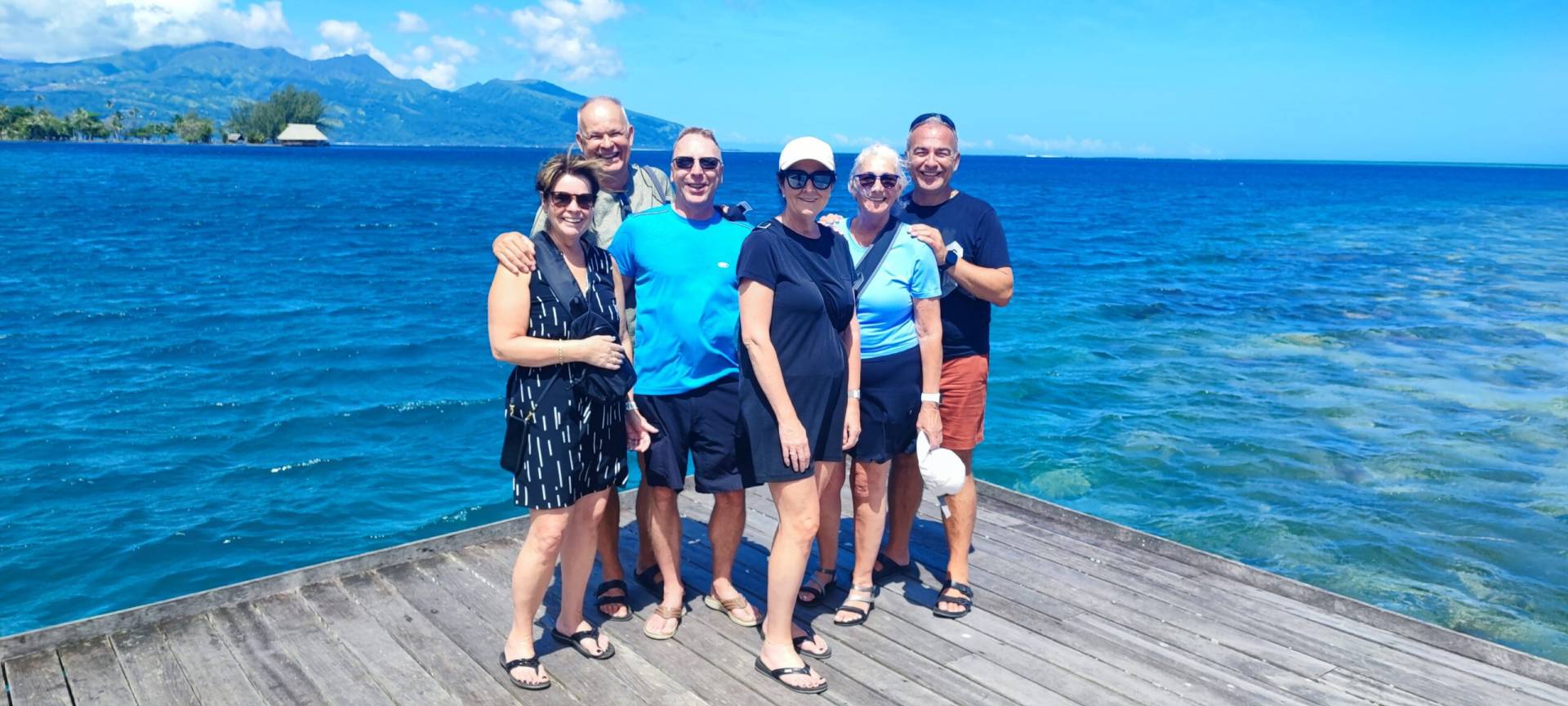 Lucie, Bernard, Jacques, Annie, Francine et Joël tout sourire pendant leur fabuleux TiTi's Tahiti Tour