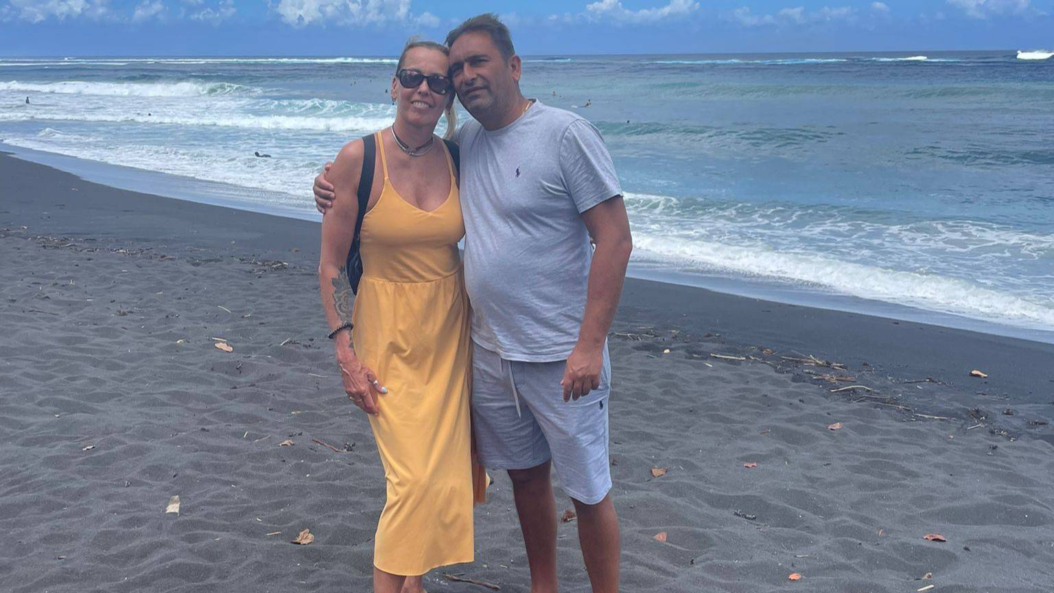 Sandra et Romuald sur la plage Taharu'u pendant leur fabuleux TiTi's Tahiti Tour