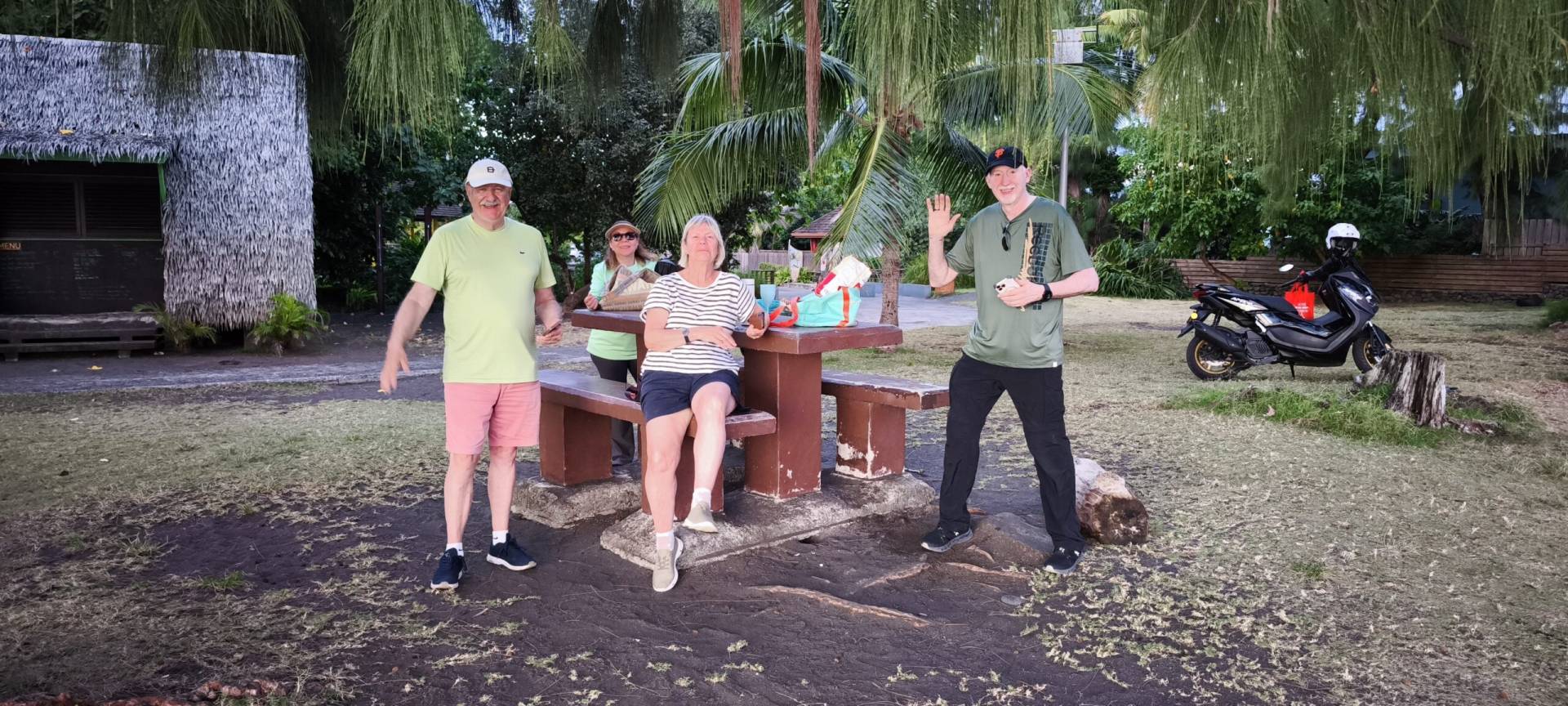 Jean-Luc, Jeanette, Laurence et Mario à la Pointe Venus pendant leur fabuleux TiTi's Tahiti Tour