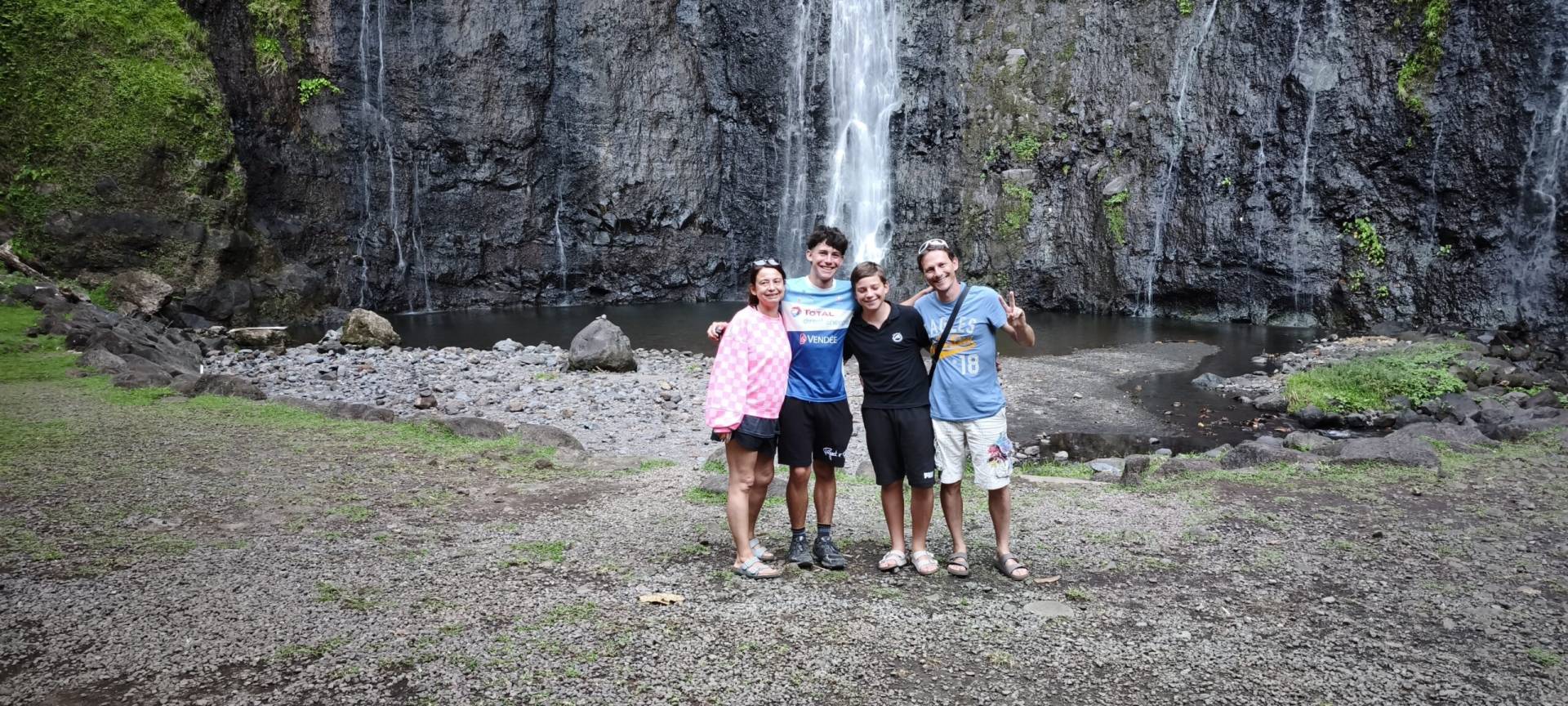 Amandine, Paul, Basile et Rémy aux 3 cascades pendant leur fabuleux TiTi's Tahiti Tour