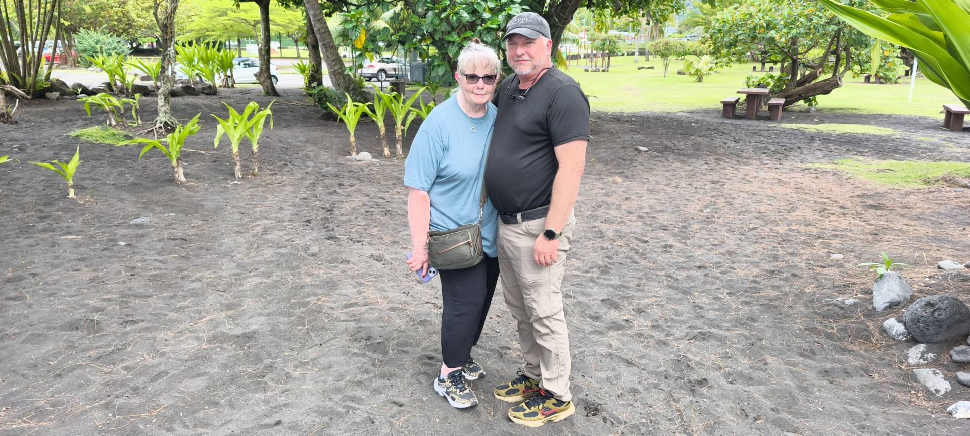 Debbie et Charles sur la plage Taharu'u pendant un TiTi's Tahiti Tour