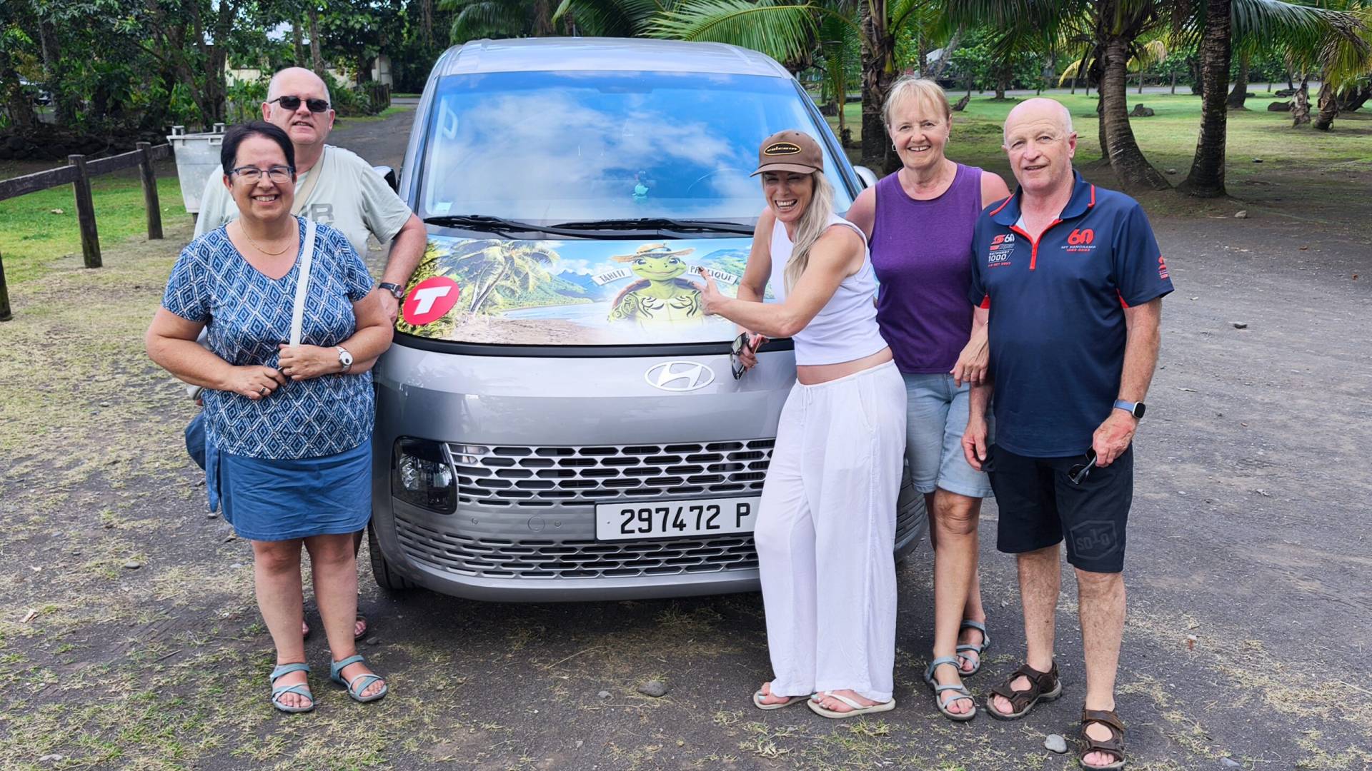Chantal, Pascal, Aimee, Jill et Frank à Tautira pendant leur fabuleux TiTi's Tahiti Tour
