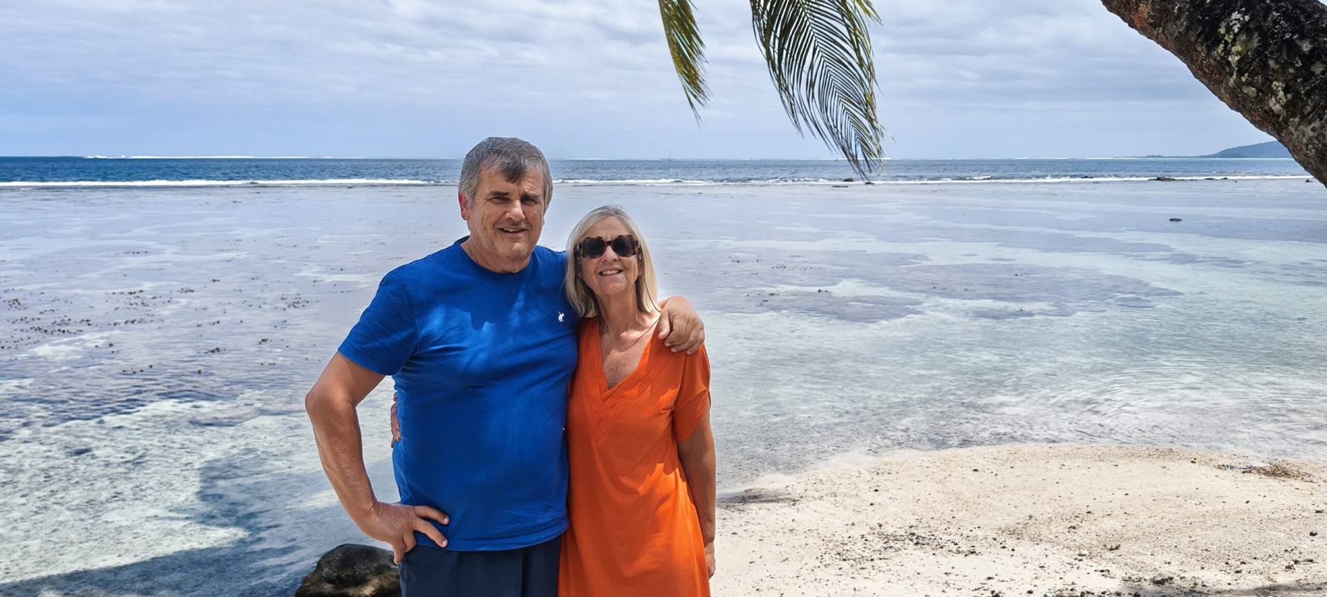 Fabienne et Bruno à la plage Vaiava pendant leur fabuleux TiTi's Tahiti Tour privé