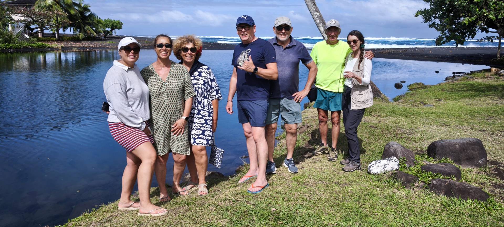 Margot, Sophie, Laurence, Michael, Roger, Jean-Philippe et Pauline sur les bords de la Taharu'u lors de leur fabuleux TiTi's Tahiti Tour