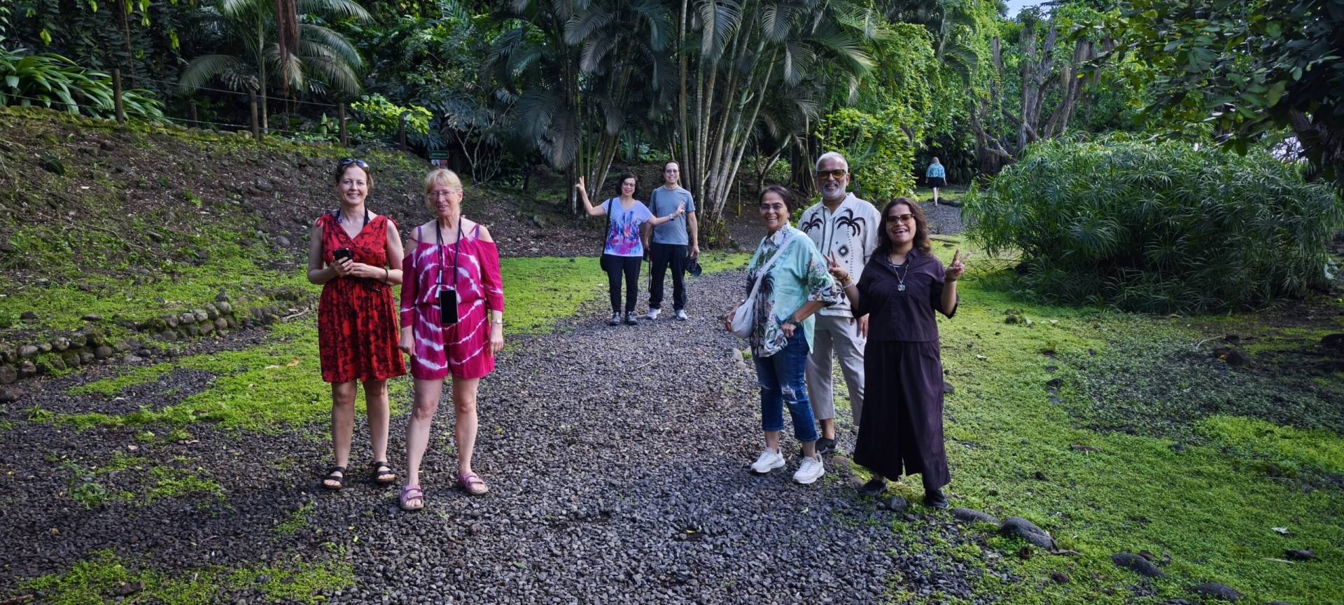 2 norvégiennes, 3 indiens et 2 australiens d'origine indonésienne aux grottes de Mara'a pendant leur fabuleux TiTi's Tahiti Tour