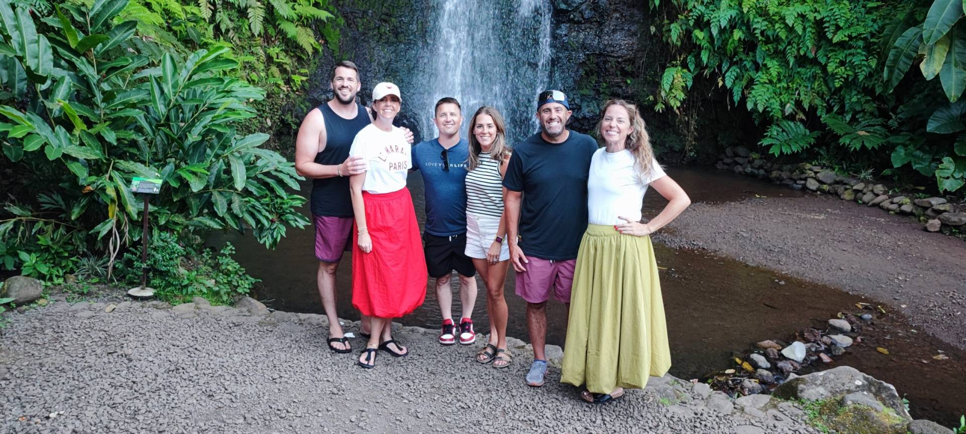 6 américains de Denver aux grottes de Mara'a pendant leur TiTi's Tahiti Tour