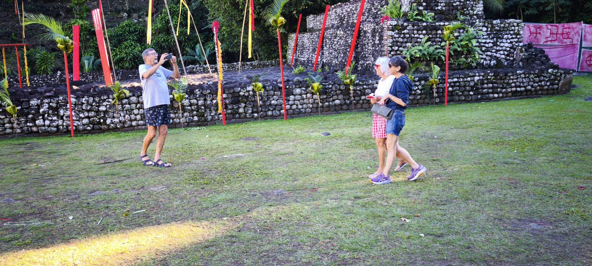Loule, Suzanne et Magalie au marae de Arahurahu pendant leur fabuleux TiTi's Tahiti Tour