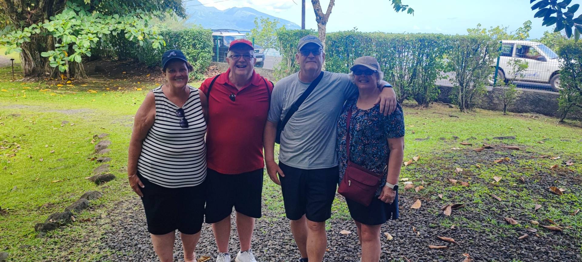 Robin, Barry, Len et Patty pendant leur fabuleux TiTi's Tahiti Tour au jardin d'eau de Vaipahi