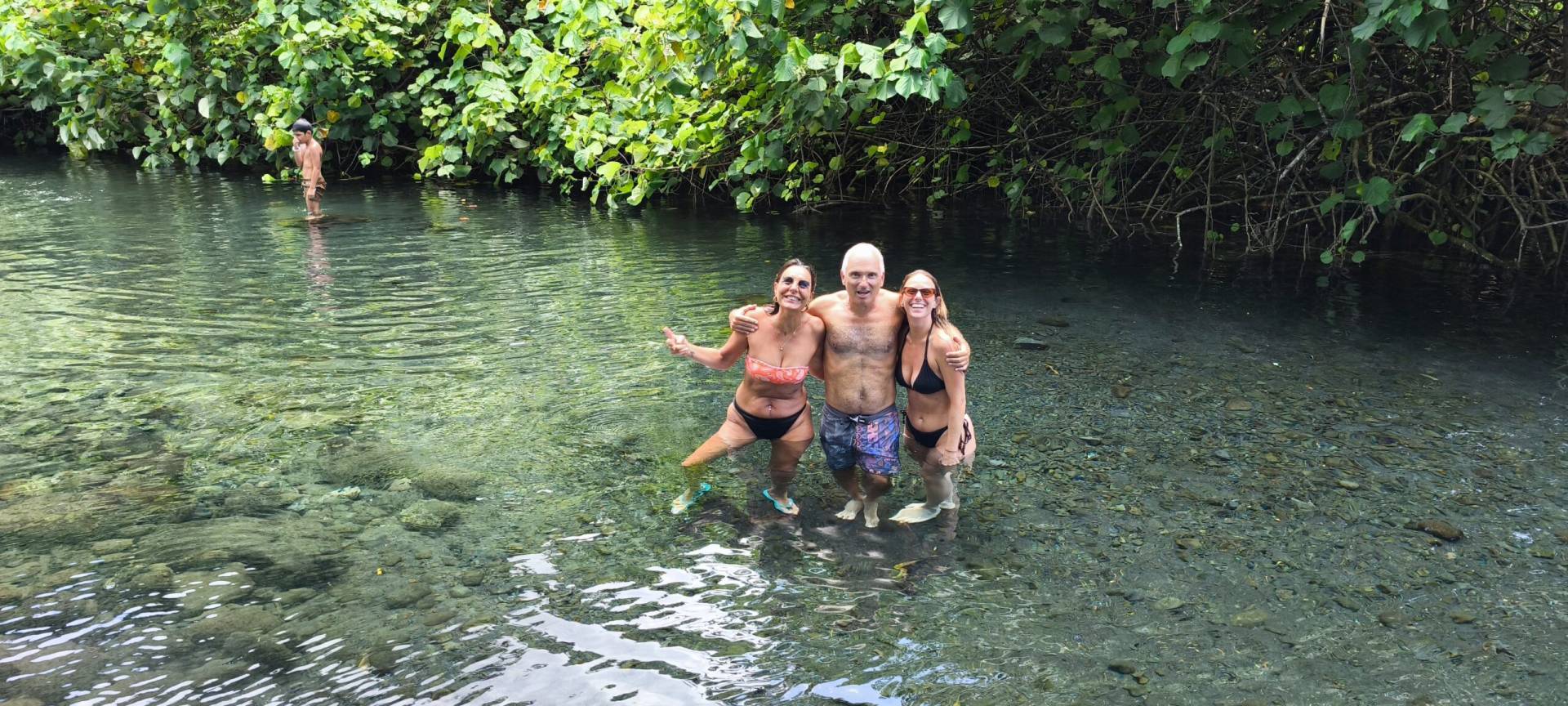 Michelle, Claude et Solène dans la source Vaima pendant leur fabuleux TiTi's Tahiti Tour